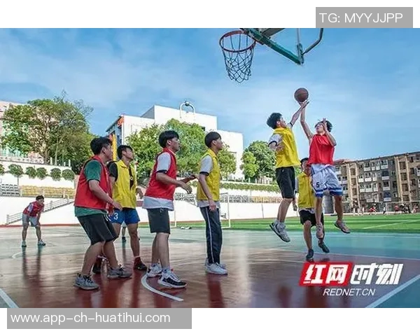 篮球明星华丽演绎花式篮球技艺展现运动魅力与激情的完美结合
